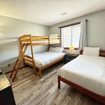 Spacious Modern Condo - 1St Floor - One Block To The Beach 미를 비치 외부 사진