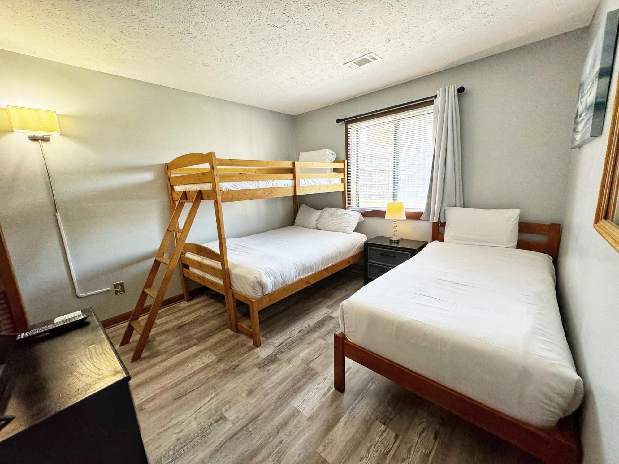 Spacious Modern Condo - 1St Floor - One Block To The Beach 미를 비치 외부 사진